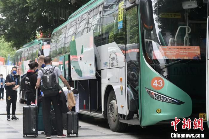 至今仍在古美门律师事务所内服役还债的黛真知子（新垣结衣 饰）延续在败诉的路上艰巨前行，而傲岸自豪的古美门研介（堺雅人 饰）则在海外的雪场自由顽耍，兼带调戏偶尔结识的美男别府敏子（广末凉子 饰）。与此同时，日本兔之丘中学一位男生坠楼摔成重伤。男孩的母亲深信儿子在校遭到 了欺侮，是被其他男孩推下楼的。对此家长与校方定见纷歧致，男孩母亲经由过程真知子找到了厌恶小屁孩和黉舍的古美门。校方敏捷予以回应，登门造访三木律师所。至今仍沉醉在对可爱小纱织深深纪念中的三木（生濑胜久 饰）派出旗下的新人律师，以60岁高龄一次性经由过程司法测验的敕使河原勋（北年夜路欣也 饰）。一个古美门尽对不成不放在眼里的敌手，加上令贰心惊肉跳的新人法官，他的不败记载可否继续……本片为2012年同名电视剧SP版。